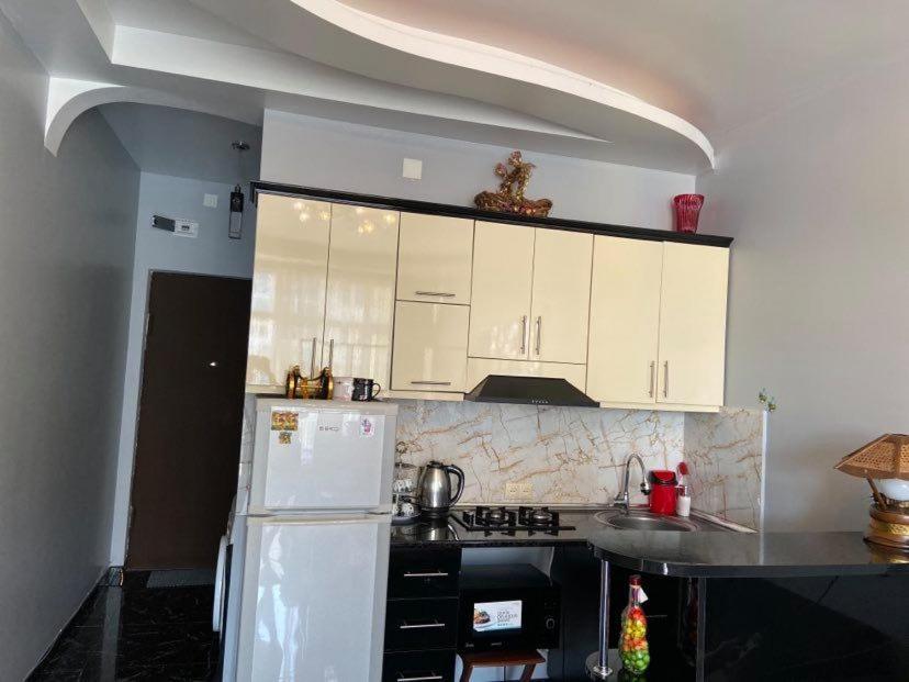 Apartment Vaja Fshavela N16 バトゥーミ エクステリア 写真